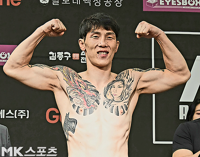 멘겐초오시 난딘예르데네가 2025년 6월 스위스그랜드호텔 서울컨벤션센터 제2회 글로벌 토너먼트 결승전 및 제6대 로드FC 라이트급 챔피언결정전 공개 계체 촬영을 하고 있다. 사진(서울 홍은동)=천정환 기자