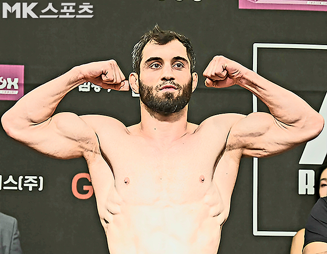 카밀 마고메도프가 2025년 6월 스위스그랜드호텔 서울컨벤션센터 제2회 글로벌 토너먼트 결승전 및 제6대 로드FC 라이트급 챔피언결정전 공개 계체 촬영을 하고 있다. 사진(서울 홍은동)=천정환 기자