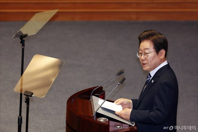 [서울=뉴시스] 국회사진기자단 = 이재명 대통령이 26일 오전 서울 여의도 국회에서 열린 제426회국회(임시회) 제2차 본회의에서 2025년도 제2회 추가경정예산안에 대한 정부의 시정연설을 하고 있다. 2025.06.26. photo@newsis.com /사진=