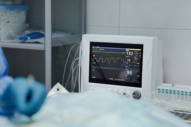 국민 10명 중 9명이 '말기 및 임종기 환자가 됐을 때 연명의료를 중단할 의향이 있다'고 밝힌 가운데, 과거 어머니의 연명의료를 하지 않고 떠나 보냈던 아들이 최근 친구로부터 '살인자'라는 말을 들었다고 토로했다. 기사 이해를 돕기 위한 사진./사진=이미지투데이