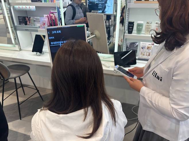 26일 시코르 강남역점에서 두피 진단을 받고있는 한 고객의 모습. 이 매장에선 고객은 두피 상태 진단 후 개인 맞춤형 샴푸나 세럼을 현장에서 주문할 수 있고 제품은 2~3일 이내에 소량 제작되어 배송된다. /사진=하수민기자