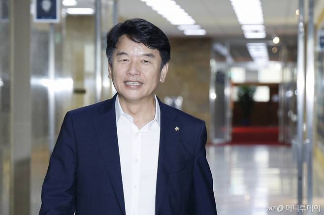 (서울=뉴스1) 안은나 기자 = 문진석 더불어민주당 원내수석부대표가 19일 오후 서울 여의도 국회에서 유상범 국민의힘 원내수석부대표와 원 구성 협상 등 관련 회동을 위해 운영위 소회의실로 향하고 있다. 2025.6.19/뉴스1  Copyright (C) 뉴스1. All rights reserved. 무단 전재 및 재배포,  AI학습 이용 금지.