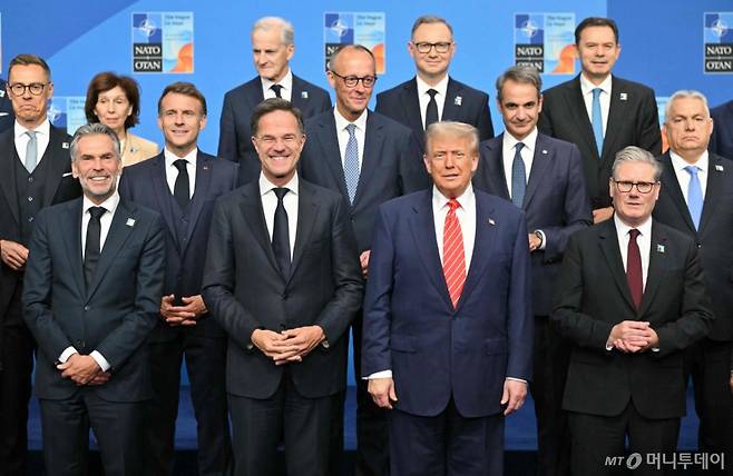 (헤이그 AFP=뉴스1) 이지예 객원기자 = 25일(현지시간) 네덜란드 헤이그에서 열린 나토 정상회의에서 참가국 정상들이 단체 사진을 촬영하고 있다. 2025.06.25.  ⓒ AFP=뉴스1  Copyright (C) 뉴스1. All rights reserved. 무단 전재 및 재배포,  AI학습 이용 금지. /사진=(헤이그 AFP=뉴스1) 이지예 객원기자