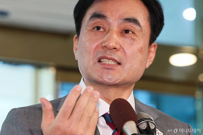 안규백 국방부 장관 후보가 27일 오전 서울 용산구 육군회관에 마련된 인사청문회 준비 집무실로 출근하며 취재진 질의에 답하고 있다. / 사진=뉴시스