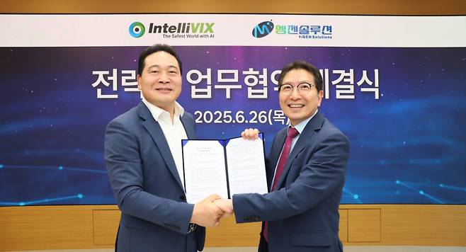 업무협약 체결식에서 최은수 인텔리빅스 대표이사(왼쪽)과 강용주 엠젠솔루션 사장(오른쪽)이 기념사진을 촬영하고 있다./사진제공= 인텔리빅스