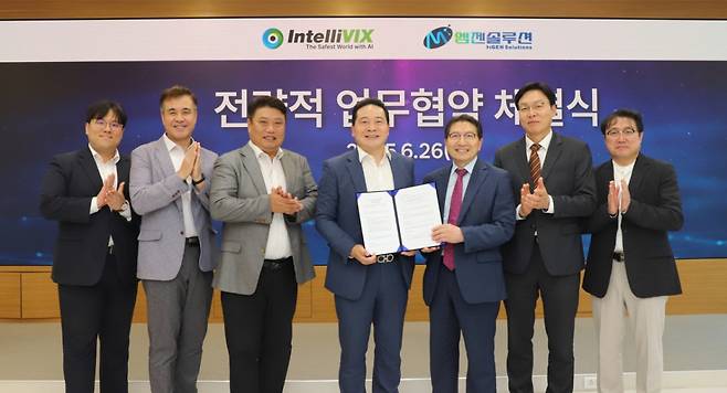 인텔리빅스가 26일 본사 비즈니스센터에서 엠젠솔루션과 전략적 업무협약을 맺은 후 기념사진을 촬영하고 있다./사진제공=인텔리빅스