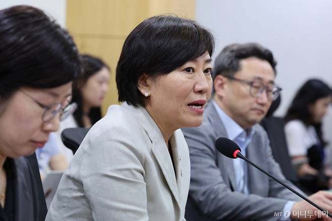 (서울=뉴스1) 신웅수 기자 = 송미령 농림축산식품부 장관이 27일 오후 서울 여의도 국회 의원회관에서 열린 당정협의회에서 발언하고 있다.  송 장관은 이날 양곡관리법, 농수산물 유통 및 가격안정에 관한 법률(농안법) 개정안 등 '농업 4법'에 대한 입장을 밝힐 예정이다. 2025.6.27/뉴스1  Copyright (C) 뉴스1. All rights reserved. 무단 전재 및 재배포,  AI학습 이용 금지. /사진=(서울=뉴스1) 신웅수 기자