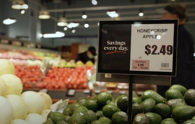 솔루엠이 약 1200억원 규모의 상환전환우선주(RCPS) 발행을 통해 거점 확충, 솔루센 투자 등 중장기 성장 기반 마련에 나섰다. 사진은 미국 유통매장에 설치된 솔루엠 ESL의 모습. /사진=솔루엠