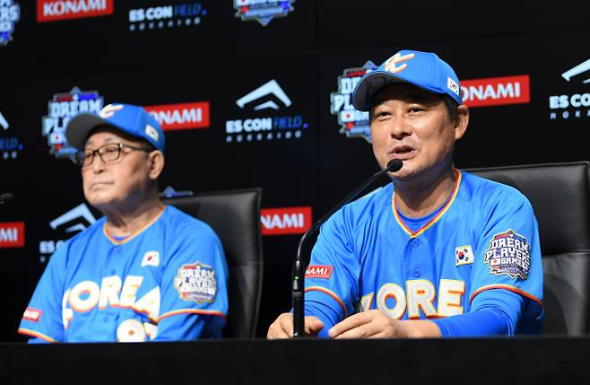 이종범 KT 위즈 코치가 시즌 중에 팀을 떠나 JTBC 야구 예능 프로그램 '최강야구' 감독으로 합류할 예정이다. 사진은 이 코치(오른쪽)가 지난해 7월22일 일본 홋카이도 에스콘필드에서 열린 한일 드림 플레이어즈 게임 기자회견에서 취재진 질문에 답하는 모습. /사진=뉴시스