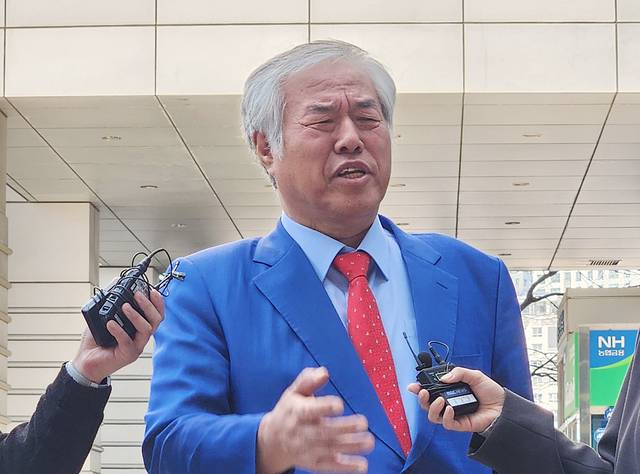 전광훈 목사가 지난 4월 서울북부지법에서 열린 공직선거법 위반 혐의 관련 재판에 출석, 취재진의 질문에 답하고 있다. 연합뉴스