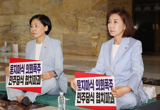 국민의힘의 나경원(오른쪽), 서명옥 의원이 27일 국회 로텐더홀에서 김민석 국무총리 후보자의 지명 철회, 법제사법위원장 반환을 촉구하며 농성을 하고 있다.  연합뉴스