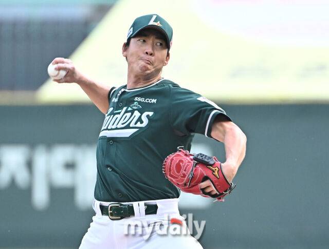 27일 오후 인천광역시 문학동 SSG랜더스필드에서 진행된 '2025 프로야구 KBO리그' SSG랜더스와 한화이글스의 경기. SSG 선발투수 문승원이 역투하고 있다./인천 = 송일섭 기자