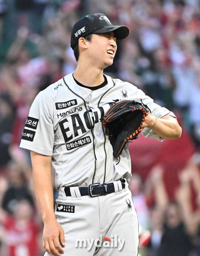 27일 오후 인천광역시 문학동 SSG랜더스필드에서 진행된 '2025 프로야구 KBO리그' SSG랜더스와 한화이글스의 경기. 한화 엄상백이 3회말 2사 1,2루서 SSG 최정에게 3점 홈런을 허용한 뒤 아쉬워 하고 있다./인천 = 송일섭 기자