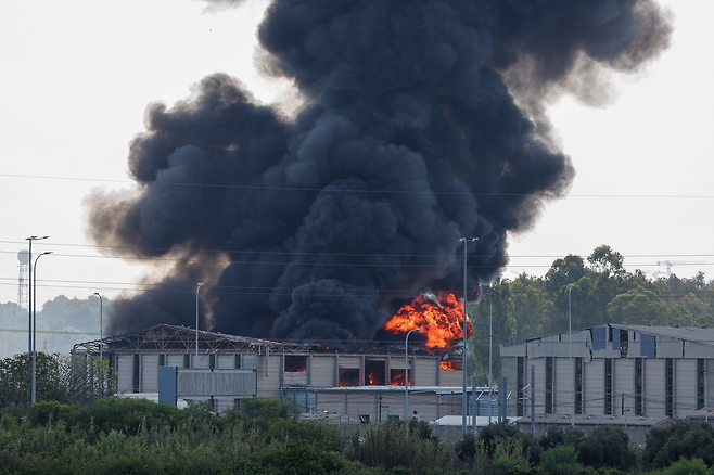 17일(현지시간) 이란 텔아비브 인근 헤르즐리야의 한 건물에서 발생한 화재로 연기가 피어오르고 있다. [AFP]