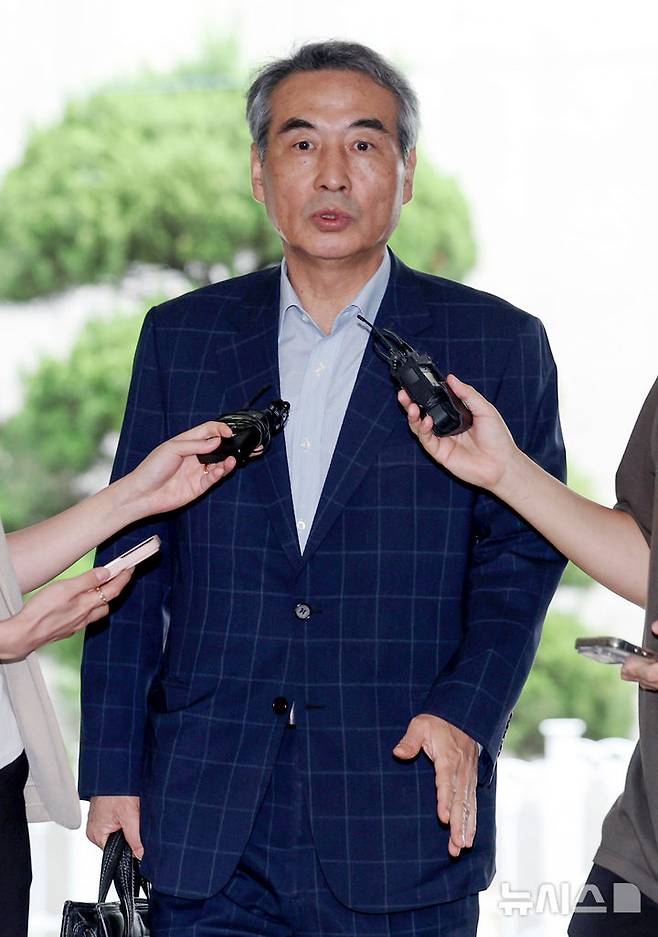 [서울=뉴시스] 김진아 기자 = 김건희 여사 의혹을 수사하는 민중기 특별검사가 27일 오전 서울 서초구의 사무실로 출근하며 취재진 질문에 답하고 있다. 2025.06.27. bluesoda@newsis.com