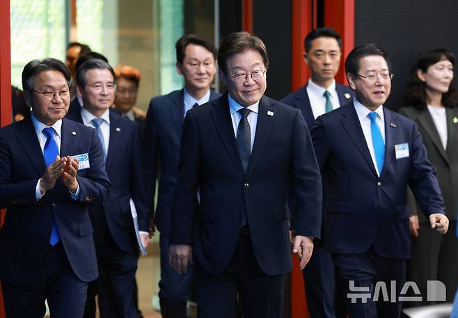 [광주=뉴시스] 고범준 기자 = 이재명 대통령이 25일 광주 국립아시아문화전당에서 열린 광주시민, 전남도민 타운홀미팅에 입장하고 있다. 2025.06.25. bjko@newsis.com