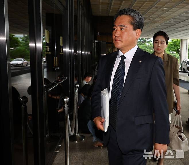 [서울=뉴시스] 박주성 기자 =윤석열 전 대통령 측이 특검 조사 일정을 하루 앞둔 27일 지하주차장을 통해 서울고검 청사로 출입하겠다는 입장을 고수하고 있다. 윤석열 전 대통령 법률대리인단인 송진호, 김계리 변호사가  26일 오후 윤석열 전 대통령 비화폰 통화기록 불법 발출-경찰 수사의 직권남용 혐의 관련 고발 및 증거보전신청을 위해 서울 서초구 서울중앙지방검찰청으로 들어가고 있다. 2025.06.26. park7691@newsis.com