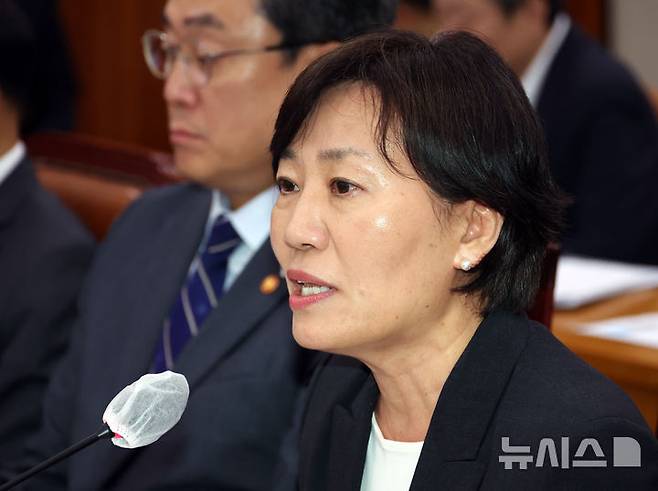 [서울=뉴시스] 김명년 기자 = 송미령 농림축산식품부 장관이 26일 오후 서울 여의도 국회에서 열린 농림축산식품해양수산위원회 전체회의에서 위원 질의에 답하고 있다. 2025.06.26. kmn@newsis.com
