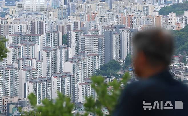 [서울=뉴시스] 권창회 기자 = 24일 서울 중구 남산에서 바라본 아파트단지. 한국은행이 발표한 '6월 소비자동향조사'에 따르면 주택가격전망CSI는 120으로 전월보다 9포인트 올랐다. 집값 급등기였던 2021년 10월(125) 이후 최고치로 5개월 연속 상승세다. 수도권 및 일부 지역 집값 오름세 확대 등으로 전국 아파트 매매가격이 상승한 결과다.                                                                                        2025.06.24. kch0523@newsis.com