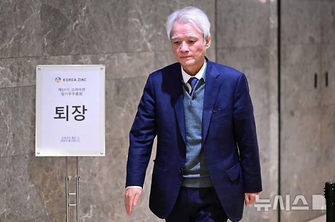 [서울=뉴시스] 고범준 기자 = 강성두 영풍 사장이 지난 3월 28일 오전 서울 용산구 몬드리안 호텔에서 열린 제51기 고려아연 주주총회 도중 밖으로 잠시 나오고 있다. (공동취재) 2025.06.27. photo@newsis.com
