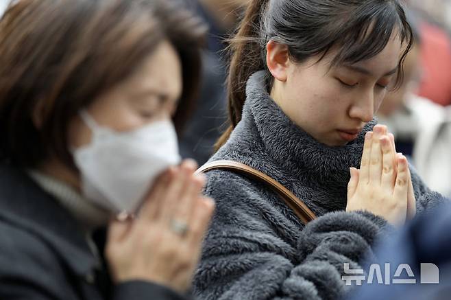 [도쿄=AP/뉴시스] 동일본 대지진 참사 14주년인 11일 일본 도쿄에서 시민들이 사고 당시와 같은 시간인 오후 2시 46분을 기해 희생자들을 추모하며 기도하고 있다. 2025.03.11.