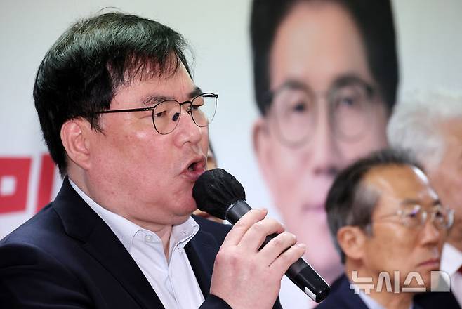 [서울=뉴시스] 조성우 기자 = 검찰이 이른바 '대장동 본류 사건'이라고 불리는 대장동 민간업자들의 뇌물·배임 혐의 1심 재판에서 유동규 전성남도시개발공사 기획본부장과 화천대유자산관리대주주 김만배씨에게 징역 7년과 12년의 중형을 구형했다. 사진은 유 전 본부장. 2025.05.07. xconfind@newsis.com