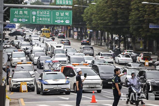 [서울=뉴시스] 김선웅 기자 = 27일 서울 서초구 교대역 인근에서 포크레인 작업 중 도시가스 배관이 파손되면서 가스가 역사 내부로 유입되는 사고가 발생해 인근 도로가 통제되고 있다.이에 따라 서울 지하철 2호선과 3호선 열차가 해당 역을 무정차로 통과하고 있으며 유관 기관이 현장 복구 작업을 진행 중이다. 2025.06.27. mangusta@newsis.com