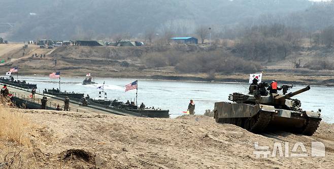 [연천=뉴시스] 사진공동취재단 = 20일 경기 연천군 임진강 일대 석은소 훈련장에서 열린 한미 연합 제병협동 도하훈련에서 K1E1전차가 연합부교를 건너고 있다.2025년 전반기 한미 연합연습의 일환으로 실시된 이번 훈련에는 국군 5·7공병여단과 미2사단, 한미연합사단 등 총 600여 명의 장병이 참가했다. 2025.03.20. photo@newsis.com