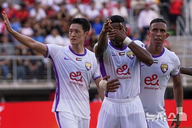 [올랜도=AP/뉴시스] 알아인(아랍에미리트)의 박용우(왼쪽)가 26일(현지 시간) 미국 워싱턴의 아우디 필드에서 열린 2025 국제축구연맹(FIFA) 클럽 월드컵 조별리그 G조 3차전 위다드 카사블랑카(모나코)와의 경기 전반 추가시간 동점 골을 넣은 코조 라바와 기쁨을 나누고 있다. 16강 진출 탈락이 확정됐던 알아인은 2-1로 역전승을 거두고 아시아 구단 중 처음으로 승점을 챙겼다. 2025.06.27.