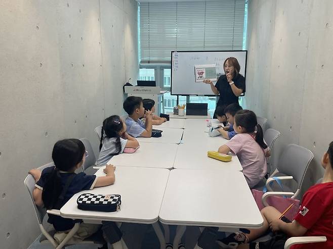 [대구=뉴시스] 대구 서변숲도서관 새싹 책 탐험대 운영 모습. (사진=행복북구문화재단 제공) 2025.06.27. photo@newsis.com  *재판매 및 DB 금지