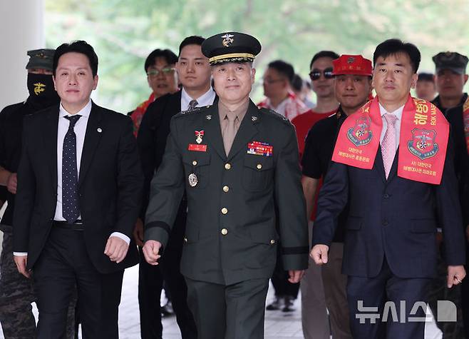 [서울=뉴시스] 김진아 기자 = 해병대원 순직 사고와 관련해 항명 등 혐의를 받는 박정훈 대령(전 해병대 수사단장)이 27일 서울 서초구 서울고등법원에서 열린 항소심 2차 공판에 출석하고 있다. 2025.06.27. bluesoda@newsis.com