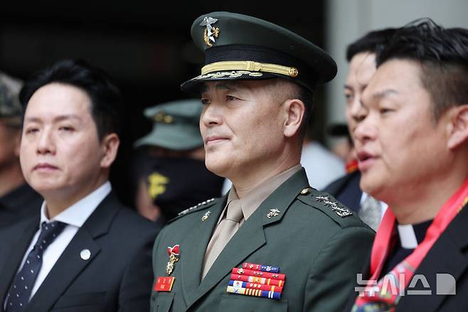 [서울=뉴시스] 김진아 기자 = 해병대원 순직 사고와 관련해 항명 등 혐의를 받는 박정훈 대령(전 해병대 수사단장)이 27일 서울 서초구 서울고등법원에서 열린 항소심 2차 공판에 출석하고 있다. 2025.06.27. bluesoda@newsis.com