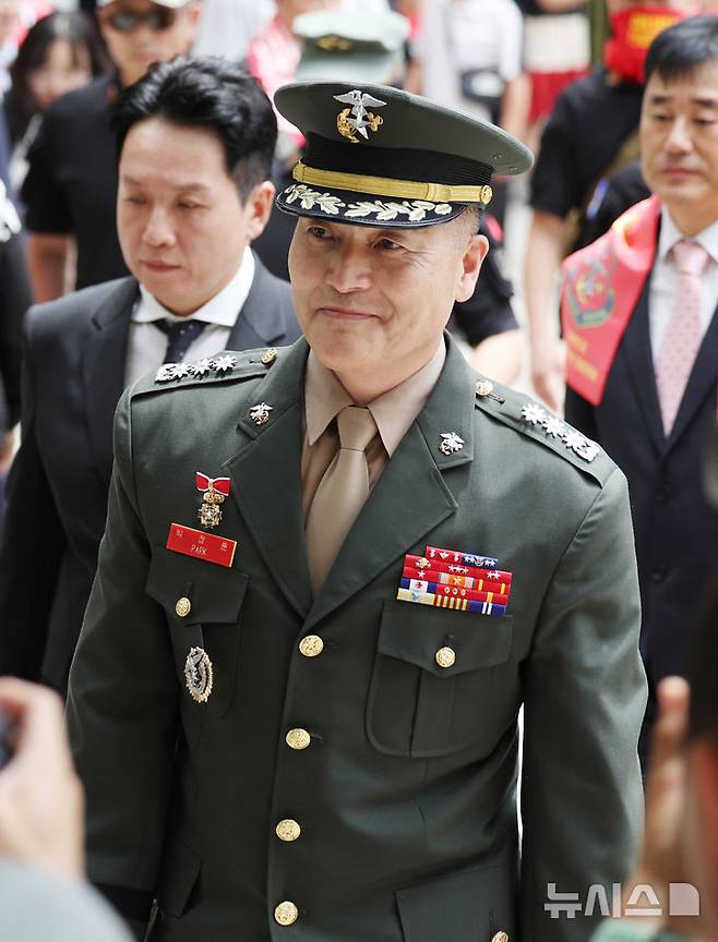 [서울=뉴시스] 김진아 기자 = 해병대원 순직 사고와 관련해 항명 등 혐의를 받는 박정훈 대령(전 해병대 수사단장)이 27일 서울 서초구 서울고등법원에서 열린 항소심 2차 공판에 출석하고 있다. 2025.06.27. bluesoda@newsis.com