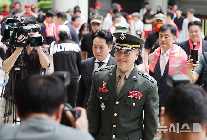 [서울=뉴시스] 김진아 기자 = 해병대원 순직 사고와 관련해 항명 등 혐의를 받는 박정훈 대령(전 해병대 수사단장)이 27일 서울 서초구 서울고등법원에서 열린 항소심 2차 공판에 출석하고 있다. 2025.06.27. bluesoda@newsis.com