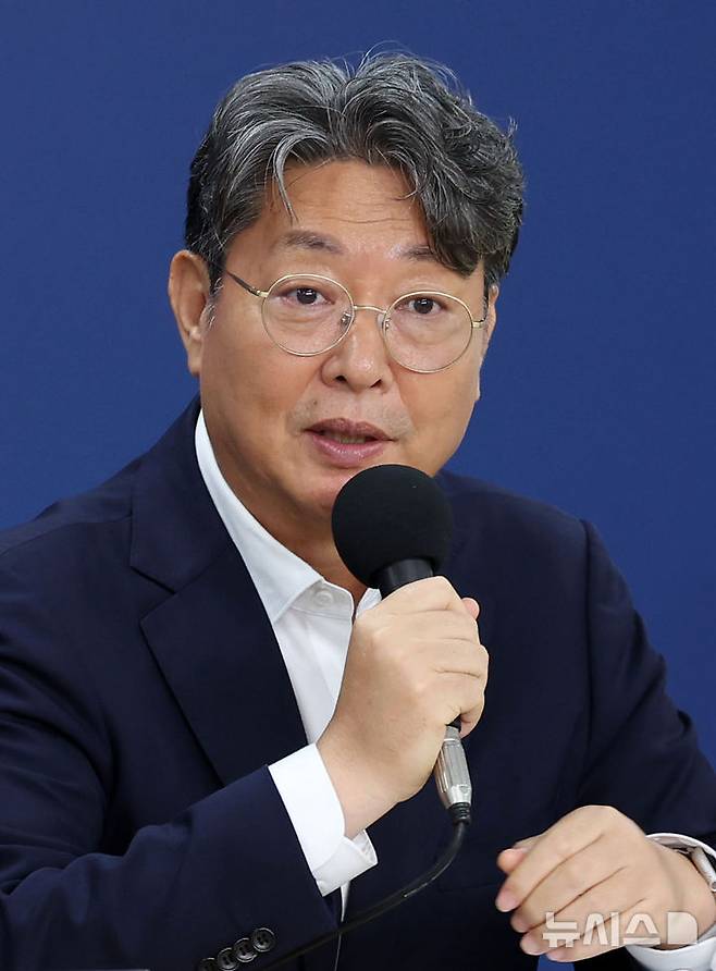 [서울=뉴시스] 홍효식 기자 = 이춘석 국정기획위원회 경제2분과위원장이 지난 22일 오후 서울 종로구 정부서울청사 창성동 별관 브리핑실에서 열린 기자간담회에서 취재진 질문에 답변하고 있다. 2025.06.22. yesphoto@newsis.com