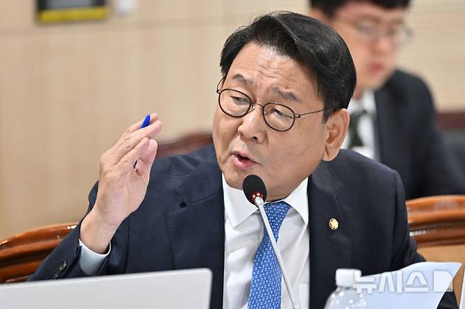 [나주=뉴시스] 이영주 기자 =  김교흥 더불어민주당 의원이 14일 오후 전남 나주시 한국전력공사 본사에서 열린 산업통산자원중소벤처기업위원회 국정감사에서 정동희 한국전력거래소 이사장에게 질의하고 있다. 2024.10.14.leeyj2578@newsis.com