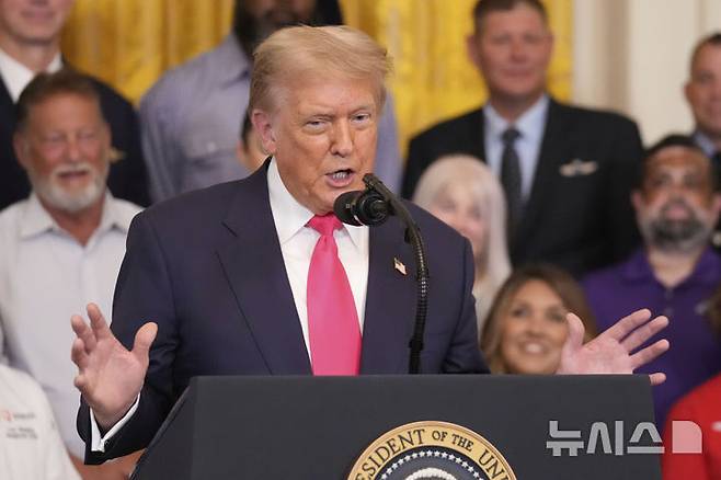 [워싱턴=AP/뉴시스] 26일(현지 시간) 워싱턴포스트, CNN 등 외신에 따르면 이날 마르코 루비오 국무장관, 피트 헤그세스 국방장관, 존 랫클리프 CIA(중앙정보국) 국장, 댄 케인 합참의장이 상원의원들을 대상으로 비공개 브리핑을 열었다. 사진은 도널드 트럼프 미국 대통령. 2025.06.27.