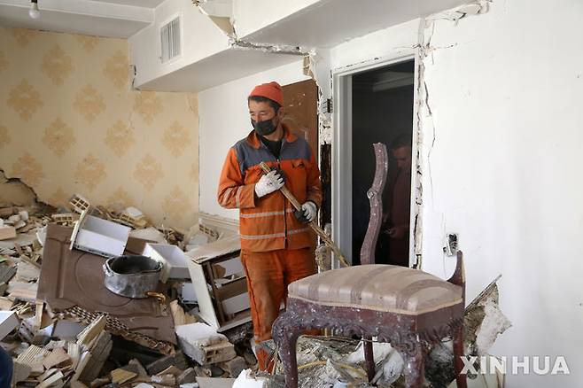 [테헤란=신화/뉴시스] 25일(현지 시간) 이란 테헤란에서 한 남성이 이스라엘의 공습으로 파손된 건물 내부를 치우고 있다. 2025.06.27.