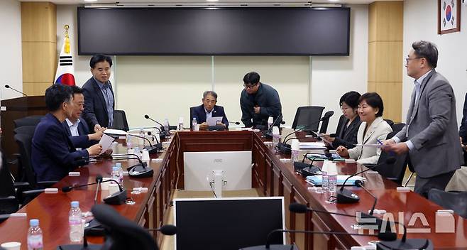 [서울=뉴시스] 고승민 기자 = 송미령 농림축산식품부 장관이 27일 서울 여의도 국회 의원회관에서 열린 당정협의회에서 의원들과 대화하고 있다. 2025.06.27. kkssmm99@newsis.com