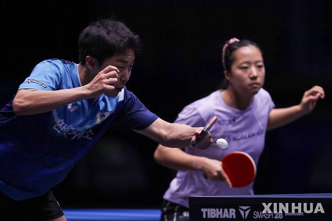 [류블랴나=신화/뉴시스] 임종훈(왼쪽)과 신유빈이 22일(현지 시간) 슬로베니아 류블랴나에서 열린 2025 월드테이블테니스(WTT) 스타 컨텐더 류블랴나 2025 혼합복식 결승전에서 우고 칼데라노-브루노 다카하시 조(21위·브라질)와 경기하고 있다. 세계 랭킹 5위인 임종훈-신유빈 조가 3-0(12-10 11-7 11-7)으로 완승하고 정상에 올랐다. 2025.06.23.