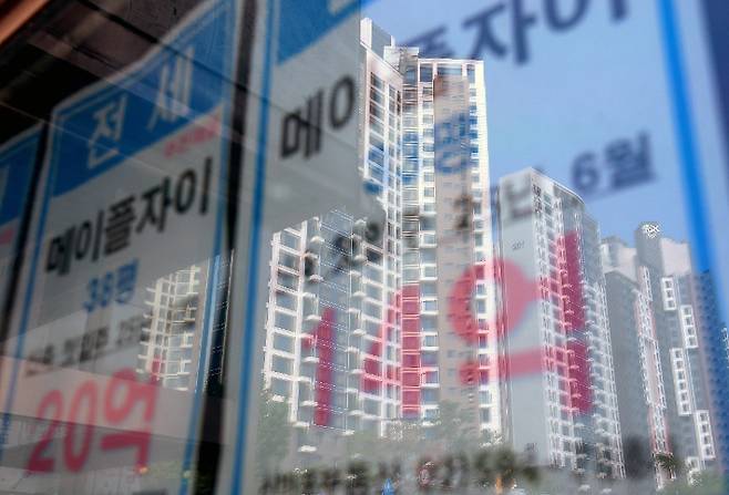 최근 급격한 서울 집값 상승으로 서울 평균 전세가율(매매가격 대비 전세가격비율)은 8년여 만에 최저치를 기록한 가운데 23일 서울 시내의 한 부동산에 붙은 전세 매물 안내문에 인근 아파트 모습이 비치고 있다. 연합뉴스