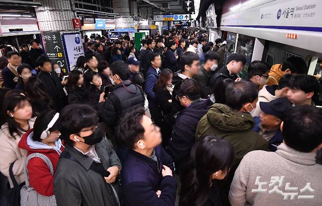 대한민국은 국토 약 12%에 불과한 수도권에 전체 인구의 50%가 몰려산다. 사진은 서울 중구 서울역 지하철 1호선 승강장이 혼잡한 모습을 보이고 있다. 류영주 기자