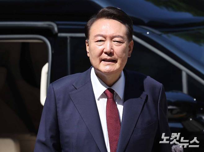 윤석열 전 대통령이 23일 오전 서울 서초구 서울중앙지방법원에서 내란 우두머리 혐의 사건 8차 공판에 출석하고 있다. 사진공동취재단