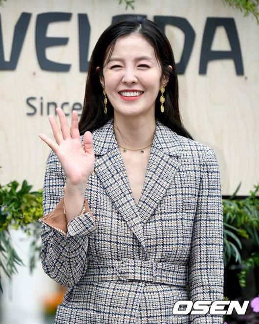 [OSEN=김성락 기자] 23일 오후 서울 송월길 주한 스위스 대사관에서 한 뷰티 브랜드 국내 론칭기념 행사가 열렸다.배우 김성은이 포즈를 취하고 있다./ksl0919@osen.co.kr