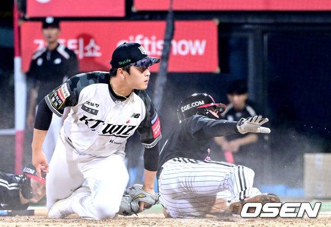 [OSEN=수원, 최규한 기자] 천성호가 LG 트윈스 데뷔전에서 친정에 비수를 제대로 꽂았다.&nbsp;프로야구 LG 트윈스는 26일 수원KT위즈파크에서 열린 2025 신한 SOL뱅크 KBO리그 KT 위즈와의 시즌 7차전에서 4-3 역전승을 거뒀다.&nbsp;LG는 24일 패배를 설욕하며 시즌 43승 2무 31패를 기록했다. 반면 연승이 좌절된 KT는 38승 3무 36패가 됐다.&nbsp;9회초 1사 2, 3루 상황 LG 신민재 타석 때 상대 폭투를 틈타 2루 주자 천성호가 홈으로 내달려 슬라이딩 해 세이프되고 있다. 태그를 시도한 KT 투수 박영현. 2025.06.26 / dreamer@osen.co.kr