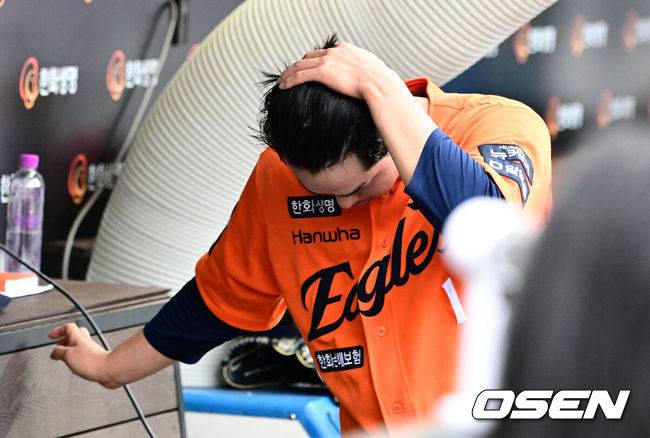 [OSEN=대전, 지형준 기자] 4회초 2사 만루에서 한화 문동주가 LG 김현수에 2타점 좌전 적시타 허용하며 교체된 뒤 덕아웃에서  아쉬워하고 있다. 2025.06.15 /jpnews@osen.co.kr