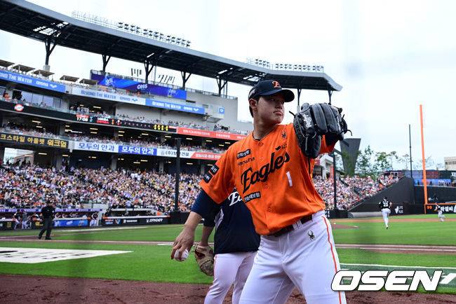 [OSEN=대전, 지형준 기자] 1회말 한화 문동주가 몸을 풀고 있다. 2025.06.15 /jpnews@osen.co.kr