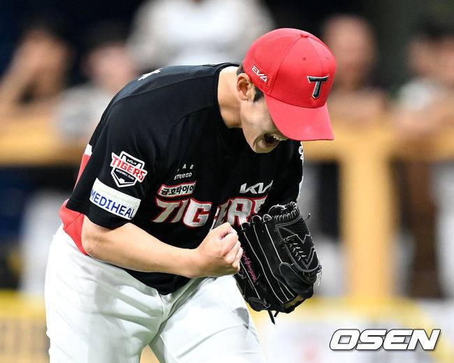 [OSEN=고척, 이대선 기자] 26일 오후 서울 고척스카이돔에서 2025 신한 SOL Bank KBO리그 키움 히어로즈와 KIA 타이거즈의 경기가 열렸다.키움은 하영민, KIA는 김건국을 선발 투수로 내세웠다.10회말 2사 만루에서 KIA 김현수가 키움 어준서를 삼진으로 처리하고 환호하고 있다. 2025.06.26 /sunday@osen.co.kr