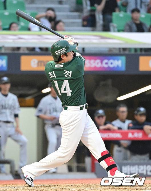 [OSEN=인천, 김성락 기자] 27일 인천 SSG랜더스필드에서 ‘2025 신한은행 SOL Bank KBO리그’ SSG 랜더스와 한화 이글스의 경기가 열렸다.이날 SSG는 문승원,한화는 엄상백을 선발로 내세웠다. &nbsp;3회말 2사 1, 2루 SSG 최정이 추격의 3점 홈런을 날리고 있다. 025.06.27 / ksl0919@osen.co.kr