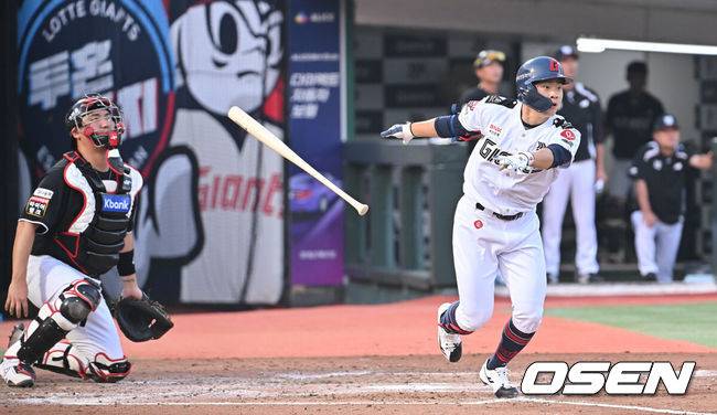 [OSEN=부산, 이석우 기자] 27일 부산 사직야구장에서 2025 신한 SOL 뱅크 KBO 리그 롯데 자이언츠와 KT 위즈의 경기가 열렸다. 홈팀 롯데는 이민석이, 방문팀 삼성은 고영표가 선발 출전했다.롯데 자이언츠 박찬형이 2회말 우월 솔로 홈런을 치고 있다. 2025.06.27 / foto0307@osen.co.kr